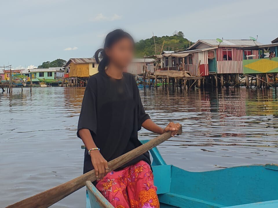 Sheiline sosede jo zasmehujejo in izključujejo