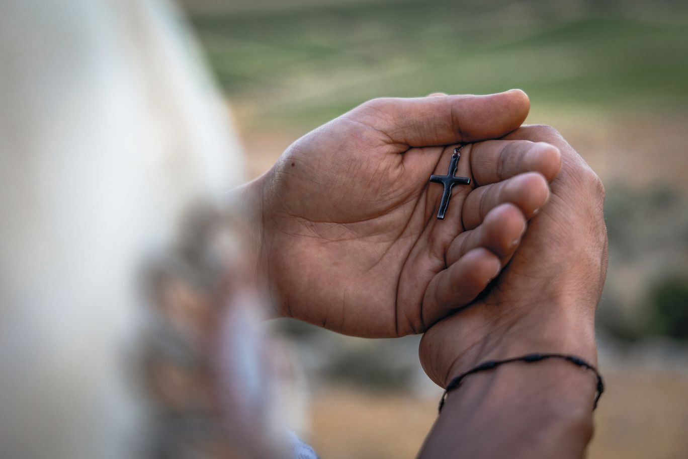 Majhen križ na dlaneh.